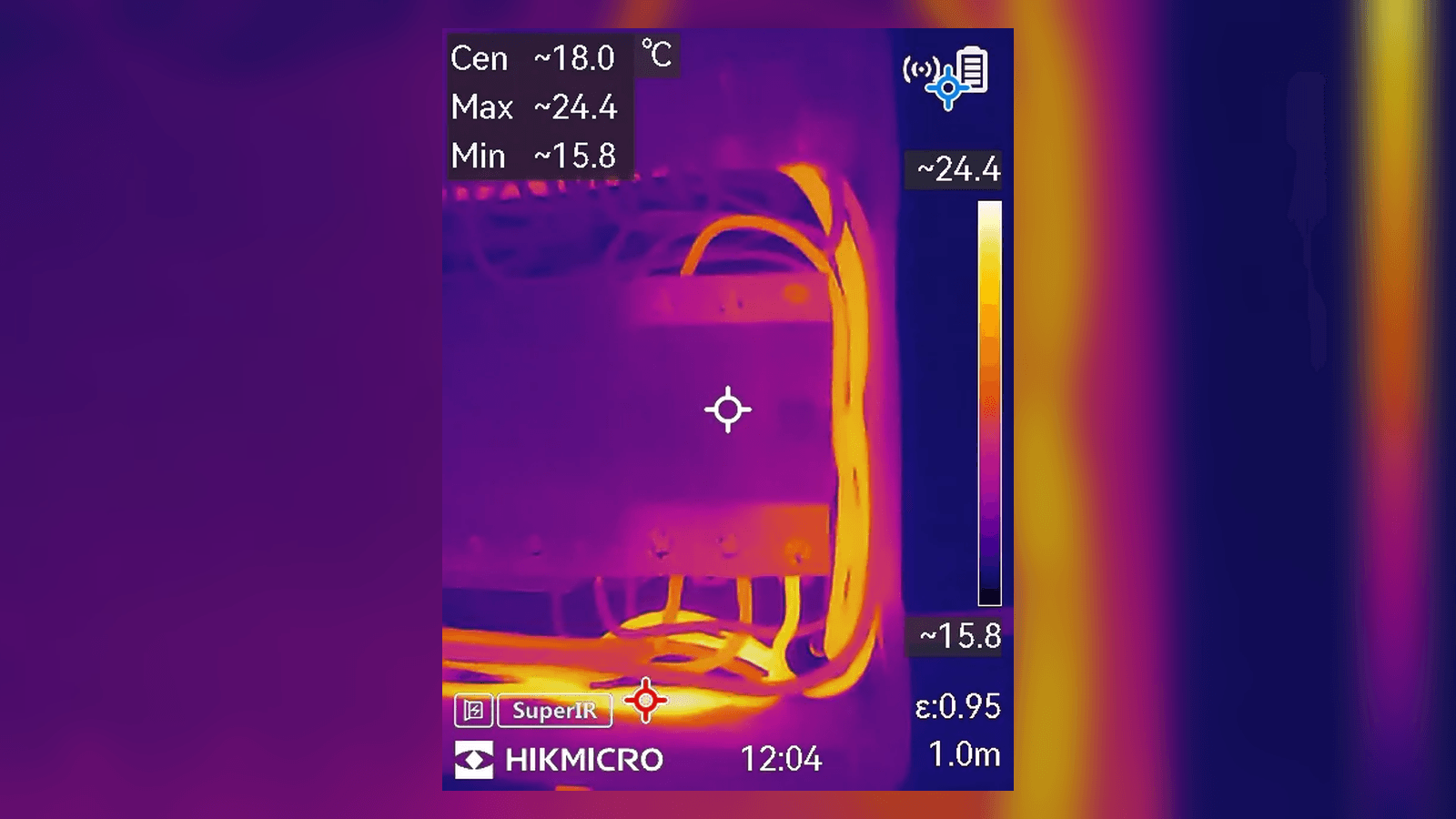 Imagem termográfica de diagnóstico elétrico em quadro com escala térmica