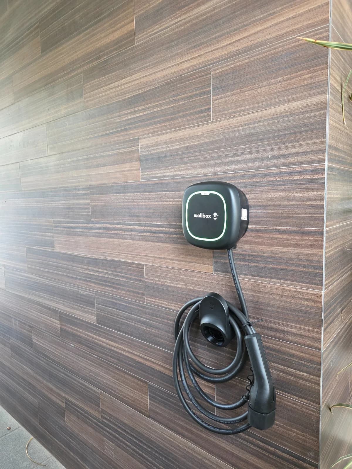 Carregador eléctrico Wallbox instalado em contexto residencial