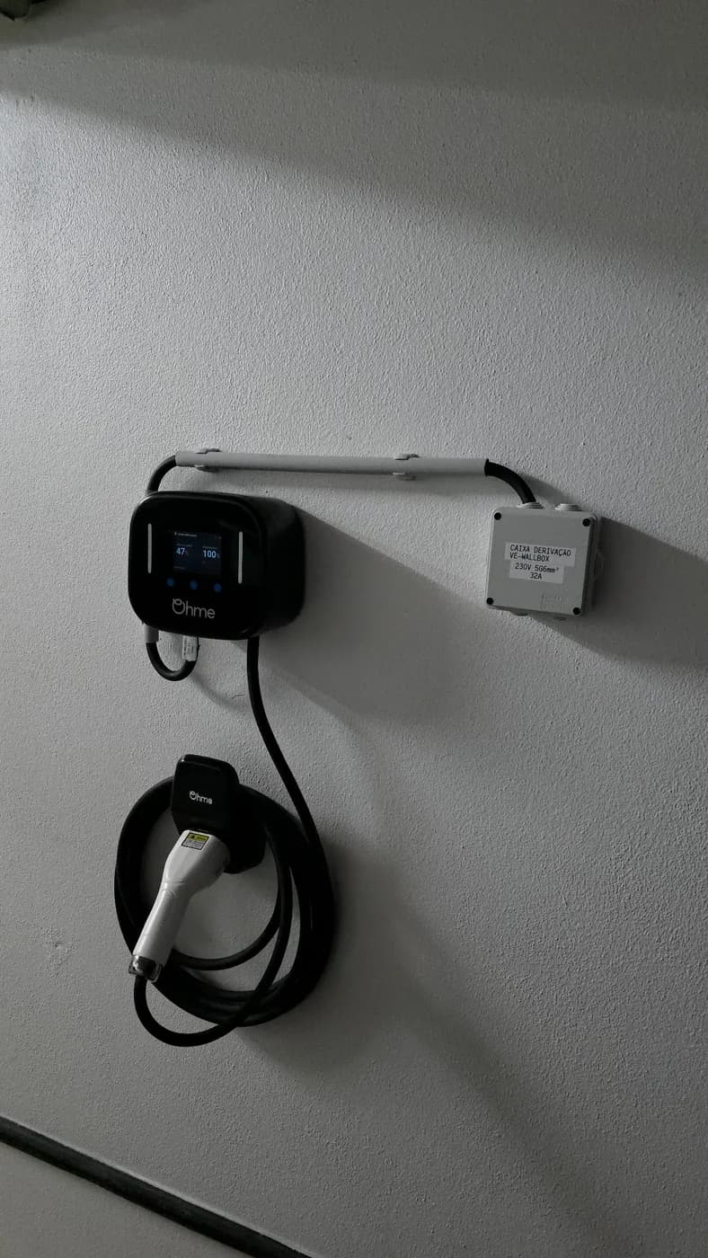 Carregador Ohme instalado em garagem residencial